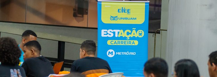 Plateia sentada diante do banner do Estação Carreira, evento da UNISUAM com o CIEE Rio e o MetrôRio