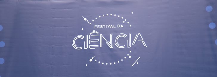 Banner do Festival da Ciência da UNISUAM montado em estrutura ao ar livre