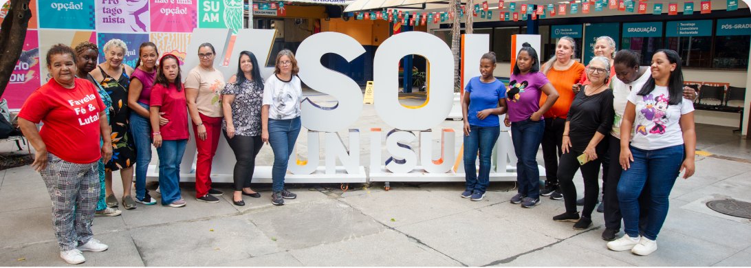 Voluntárias organizando kits de higiene do projeto Dignidade Para Todas