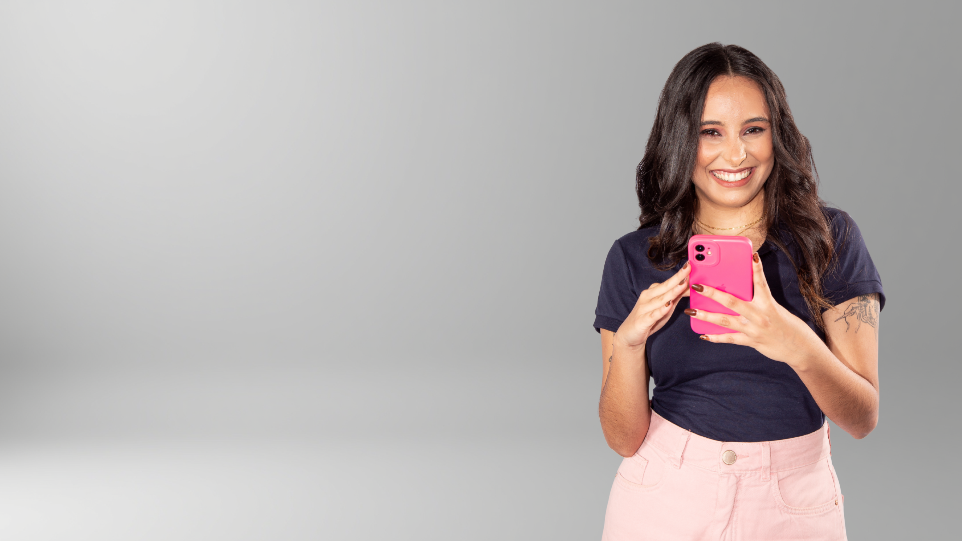 Estudante sorrindo ao ver o celular