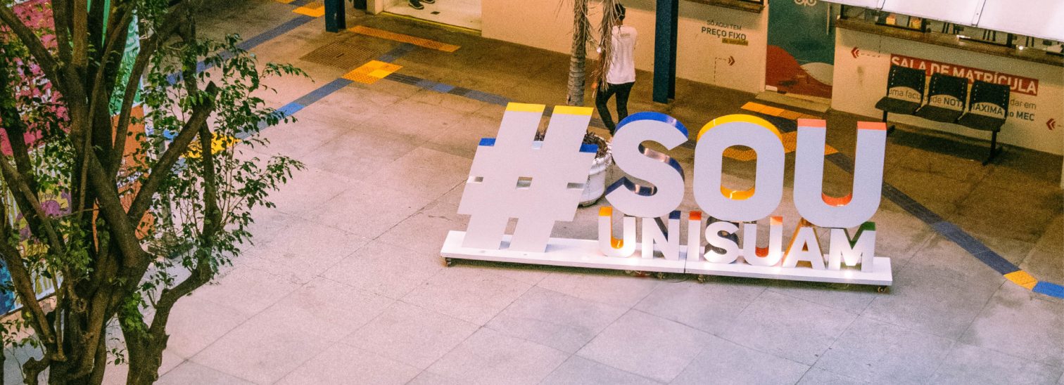 Totem #SOU UNISUAM visto do alto, no pátio do campus
