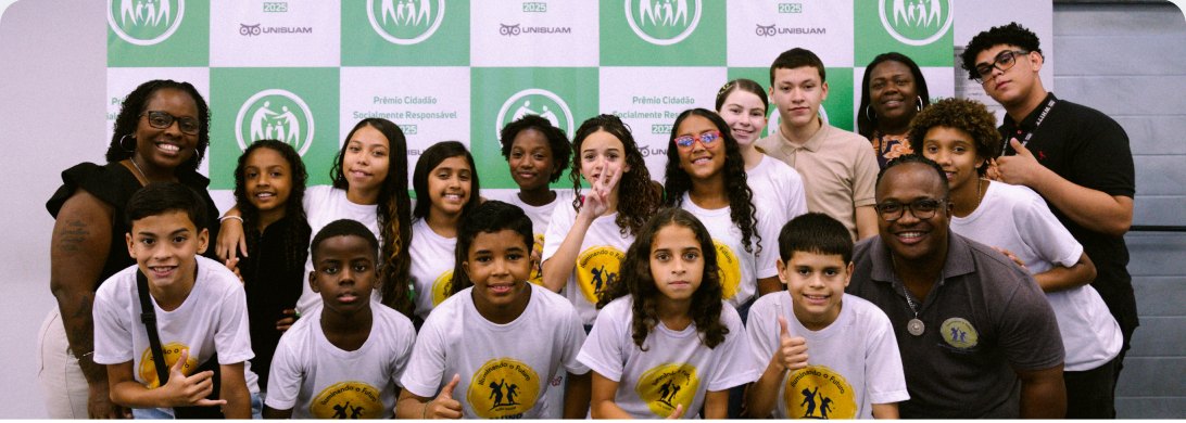 Grupo de crianças e educadores do projeto Iluminando o Futuro