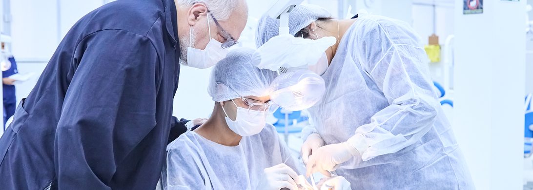 Estudantes de Odontologia em atendimento supervisionado na Clínica Escola CLESAM