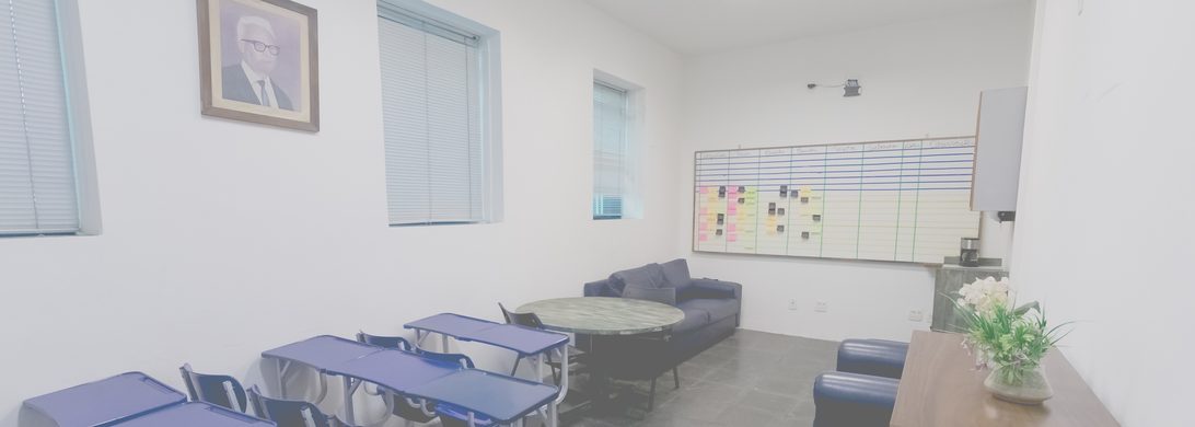 Sala de atendimento do Núcleo de Apoio Psicopedagógico, com mesas e área de convivência