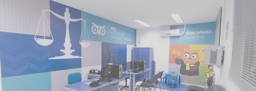 Sala do Núcleo de Práticas Jurídicas, com painel do NPJ e área infantil