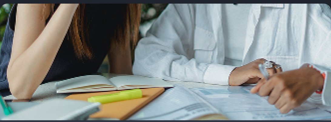 Duas pesquisadoras estudando com livros e anotações sobre a mesa