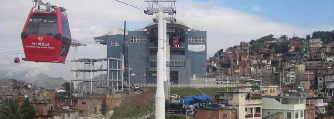 Teleférico e vista de comunidade no Complexo do Alemão