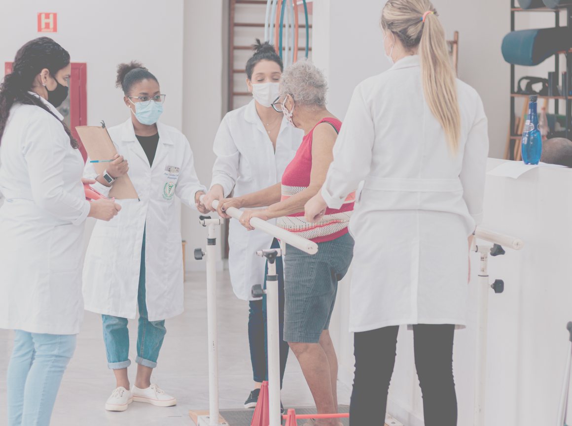Equipe de fisioterapia atendendo uma paciente na clínica-escola