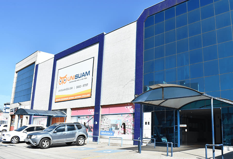 Fachada da unidade Campo Grande, com painel da UNISUAM e a vitrine da biblioteca na esquina