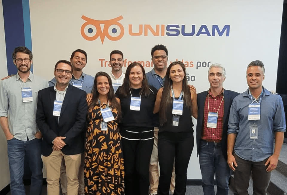 Onze professores do Programa de Pós-Graduação em Ciências da Reabilitação diante do painel da UNISUAM