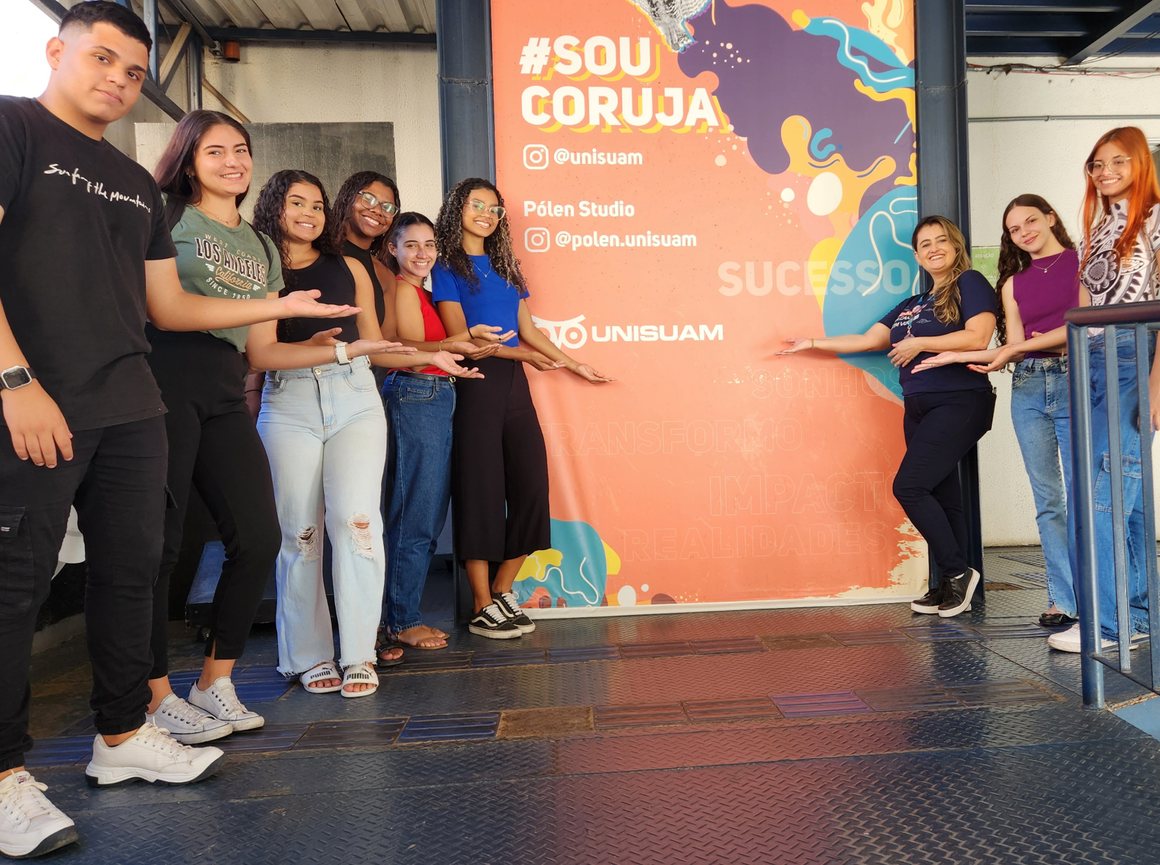 Grupo de estudantes em frente ao painel #SOU CORUJA no Pólen Studio