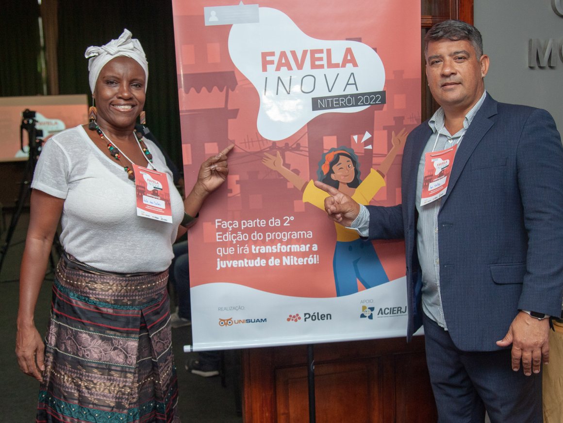 Duas pessoas apresentando o banner do programa Favela Inova