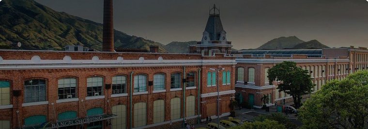Prédio histórico em tijolo aparente da unidade Bangu
