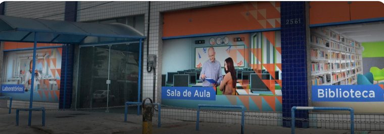Entrada da unidade Campo Grande com sinalização de sala de aula e biblioteca