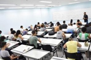 Sala de aula cheia durante uma aula expositiva