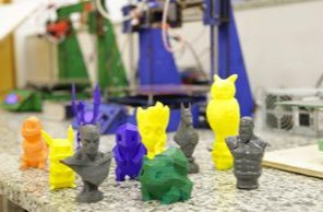 Peças coloridas impressas em 3D no laboratório de prototipagem