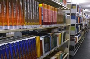 Estantes da biblioteca com livros organizados por área