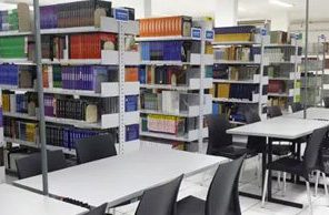 Biblioteca com estantes de livros e mesas de estudo
