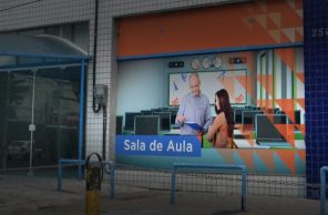 Fachada da unidade com o painel "Sala de Aula"