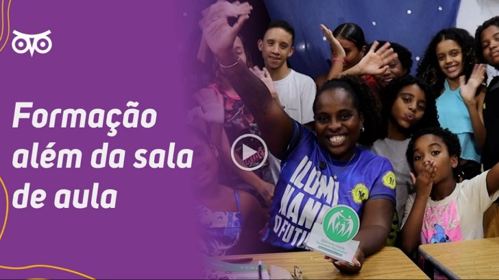 Crianças e alunos extensionistas da ONG Iluminando o Futuro celebrando juntos