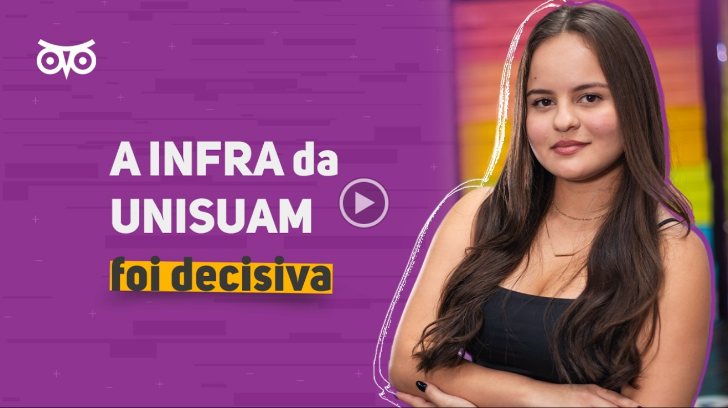 Estudante de Publicidade e Propaganda em frente a um painel colorido