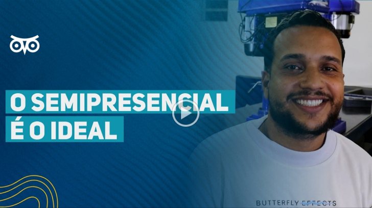 Estudante sorrindo ao falar sobre o modelo semipresencial