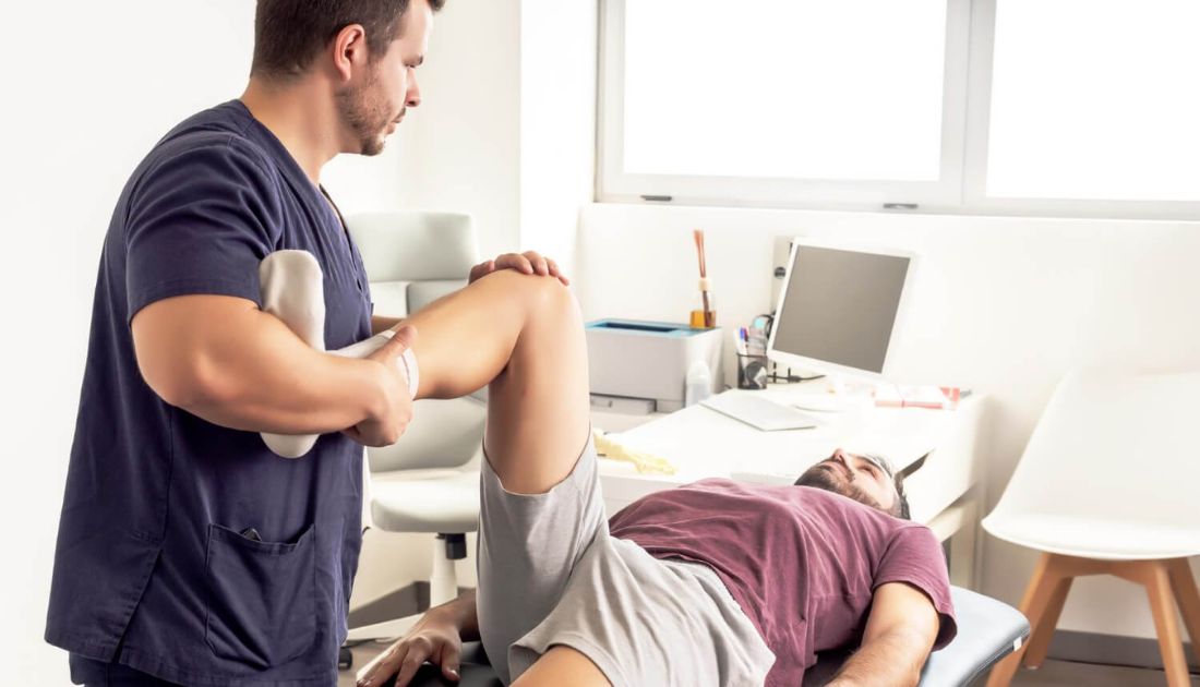 Fisioterapeuta realizando um procedimento