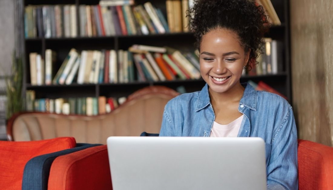 Mulher estudando aplicativos de gestão de estudo