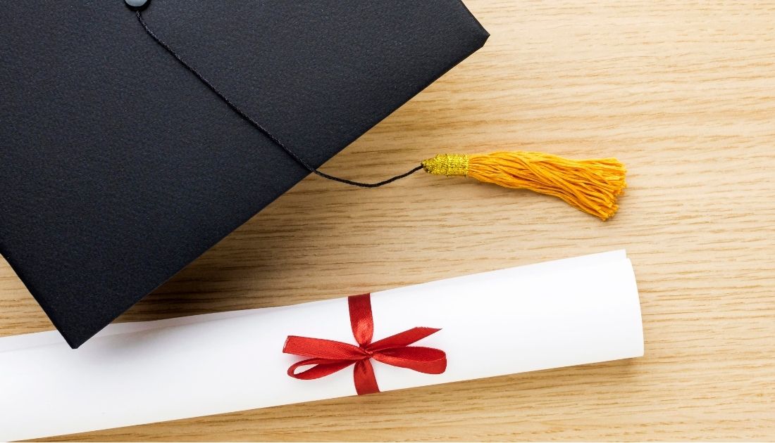 Imagem de capelo e diploma para fazer sobre revalidação de diploma estrangeiro no Brasil