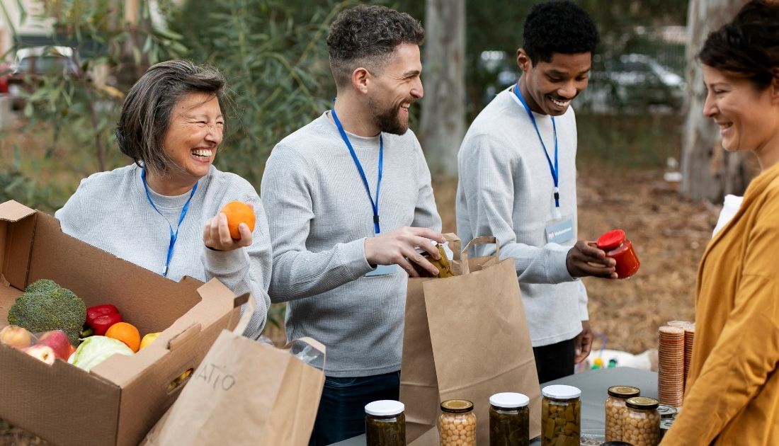 Pessoas em feira comunitária em ação social relacionado à Desenvolvimento Local