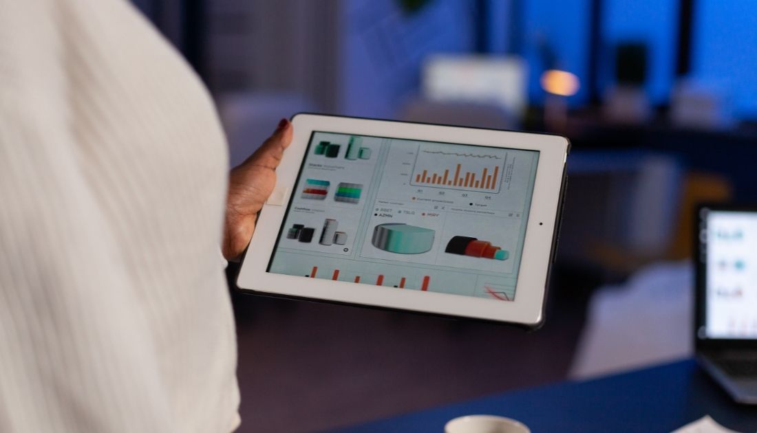 Imagem de dashboard com painel gráfico.