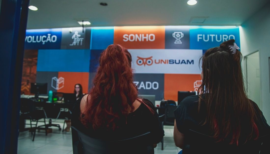 Pessoas se matriculando na UNISUAM com 85% de desconto