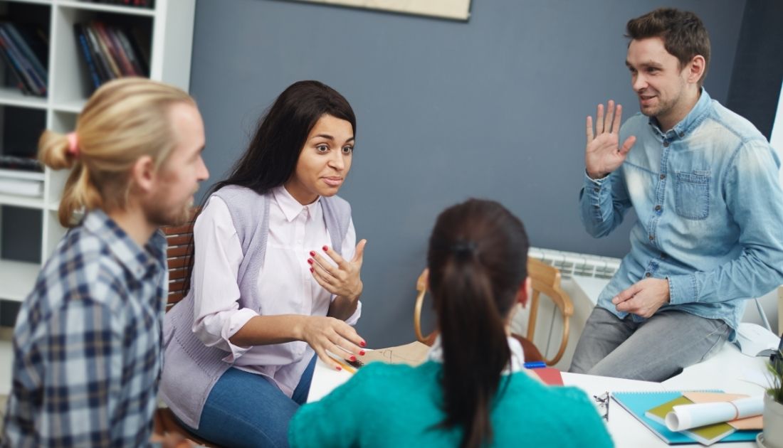 Alunos em discussão acadêmica