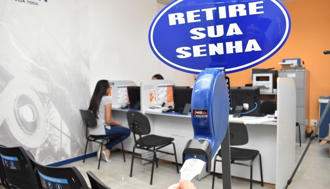 Pessoas na sala de matrícula fazendo transferência para UNISUAM