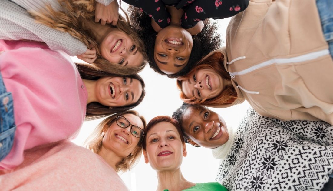 Mulheres unidas celebrando o Dia Internacional da Mulher