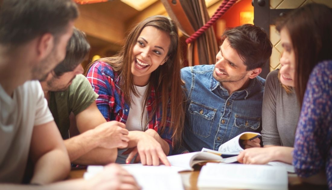 Estudantes de nível superior conversando