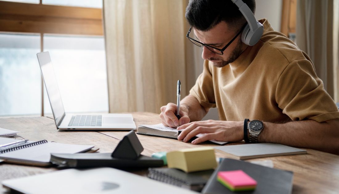 Homem estudando graduação a distância.