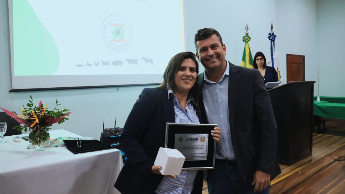 Professora Dra. Fabiana Knackfuss recebe o prêmio da CRMV-RJ