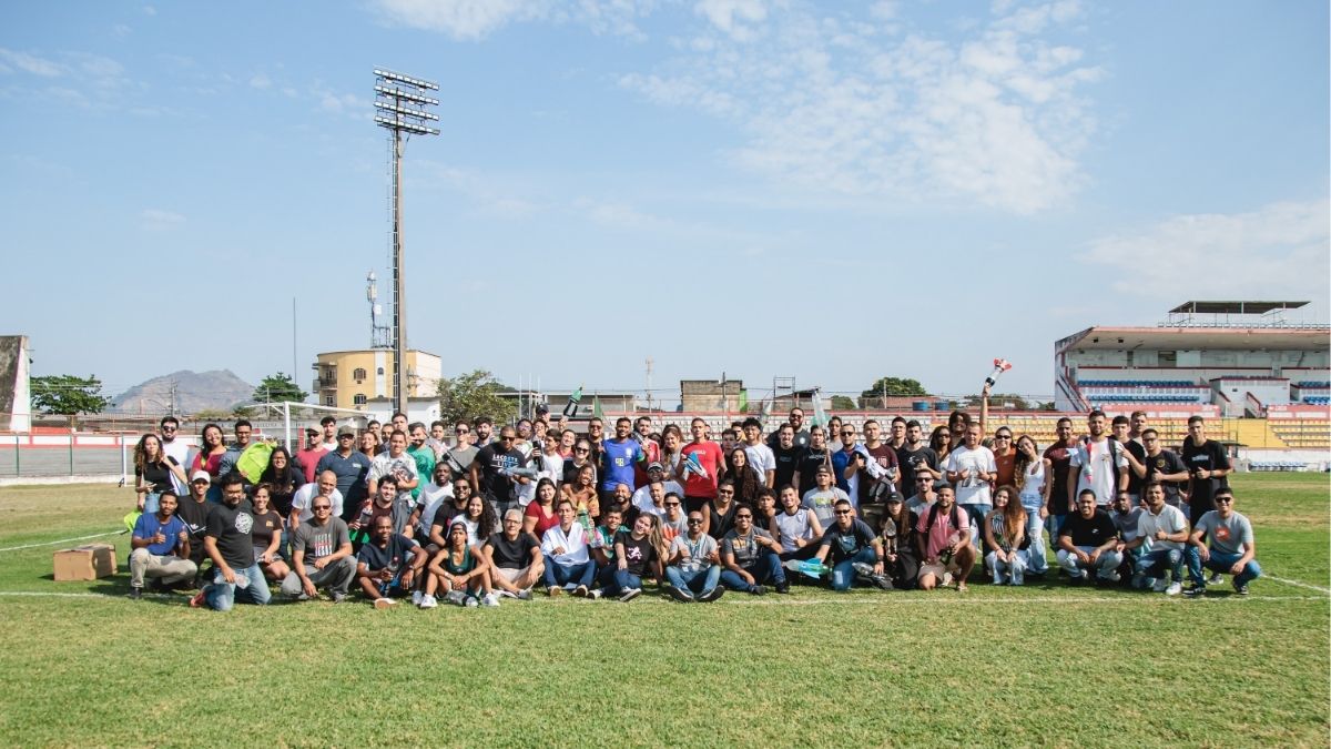 Alunos de Engenharia da UNISUAM fazendo lançamento de foguete