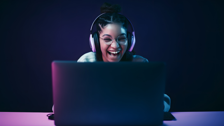 mulher trabalhando com tecnologia