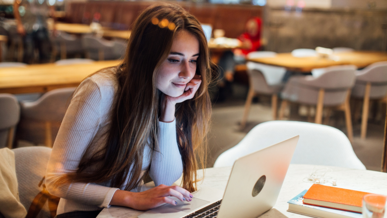 mulher em frente ao computador