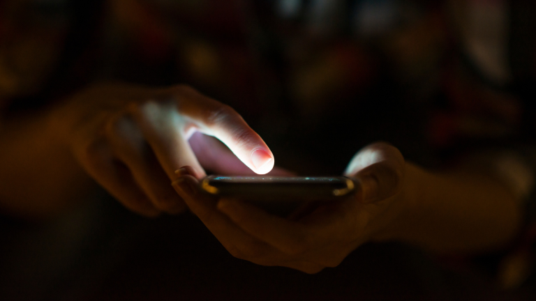 pessoa usando celular