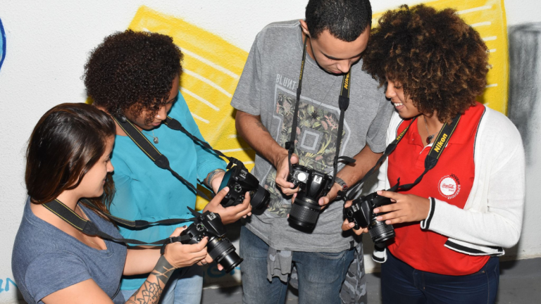 alunos de aula de fotografia da unisuam