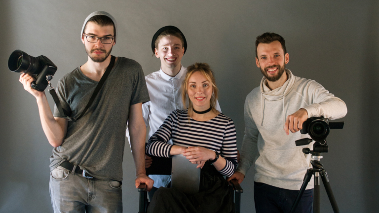 pessoas que trabalham em estúdio