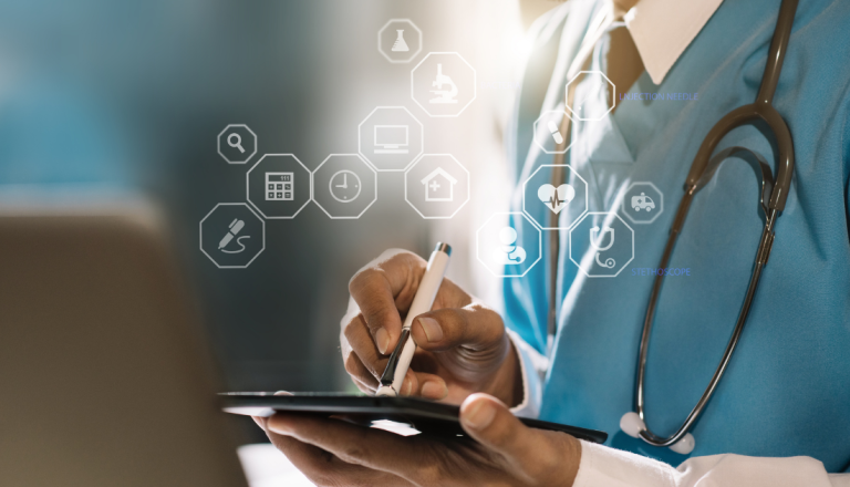 Imagem em close de um profissional da área da saúde, vestindo jaleco branco e azul e com um estetoscópio pendurado no pescoço. A pessoa segura um tablet com uma das mãos enquanto utiliza uma caneta digital para escrever ou navegar na tela. Ao redor da imagem, aparecem ícones gráficos translúcidos relacionados à saúde e tecnologia, como coração, estetoscópio, seringa e prontuário, sugerindo um ambiente digital e conectado.