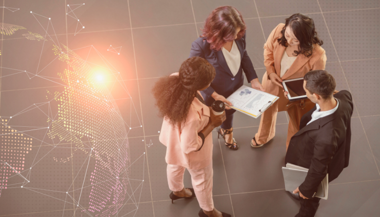 Quatro profissionais reunidos analisando gráficos e dados em ambiente corporativo, com elementos digitais representando inovação.