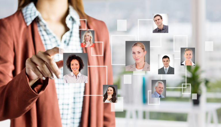 Mulher selecionando perfis de pessoas em uma interface digital, representando recrutamento e seleção em Recursos Humanos.