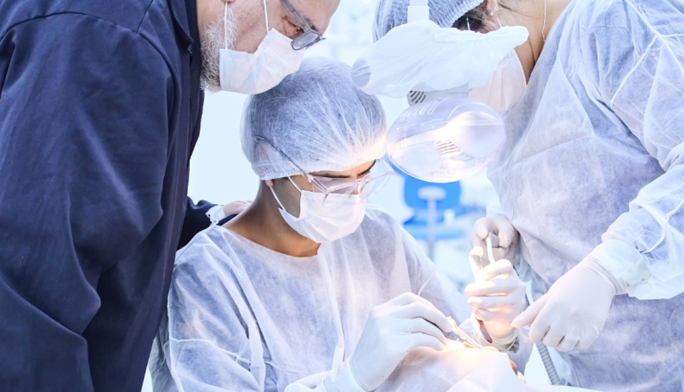 Aluno de Odontologia realiza atendimento clínico supervisionado por professores em ambiente prático da graduação da UNISUAM.