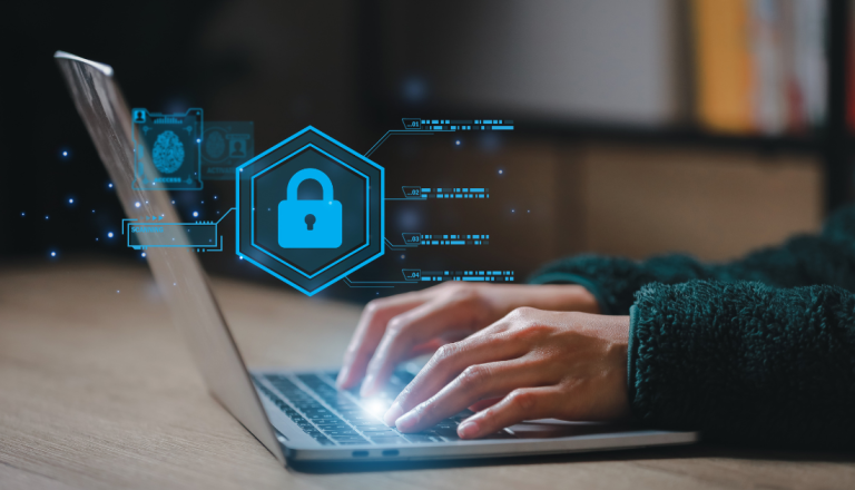 Pessoa digitando em um notebook com um ícone digital de cadeado azul sobreposto à tela, representando cibersegurança, proteção de dados e segurança da informação.