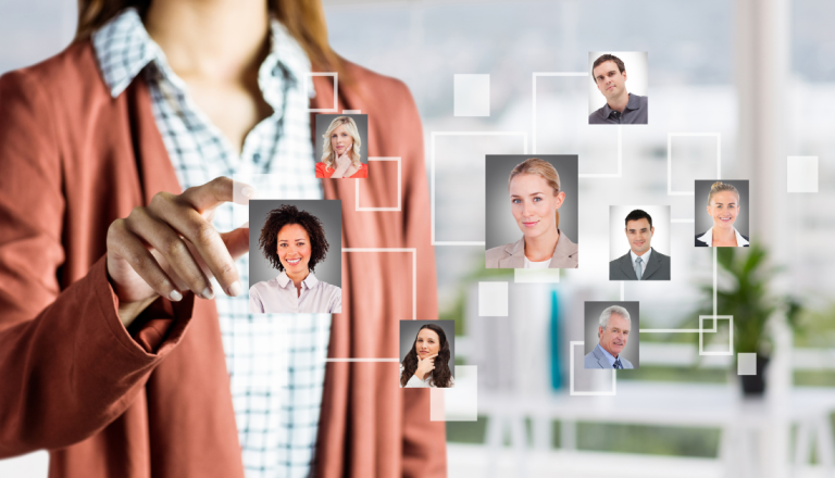 Pessoa interage com uma interface digital que exibe fotos de diferentes profissionais conectados em uma rede de contatos.